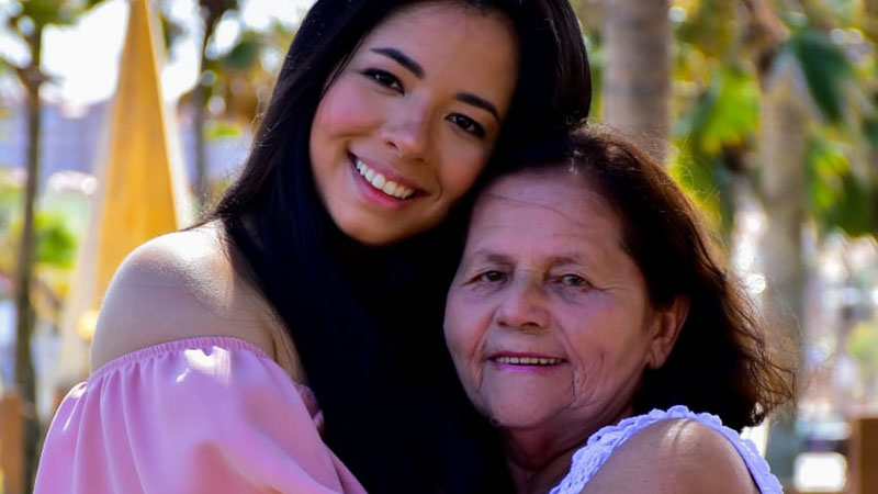 A psicóloga Rebeca Carvalho é grata à avó Leuda Silva, que colaborou como pôde para sua graduação (Foto: Acervo pessoal)