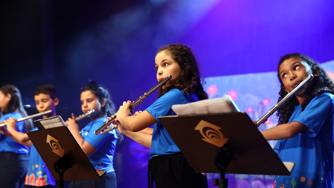 criança do sexo feminino tocando flauta