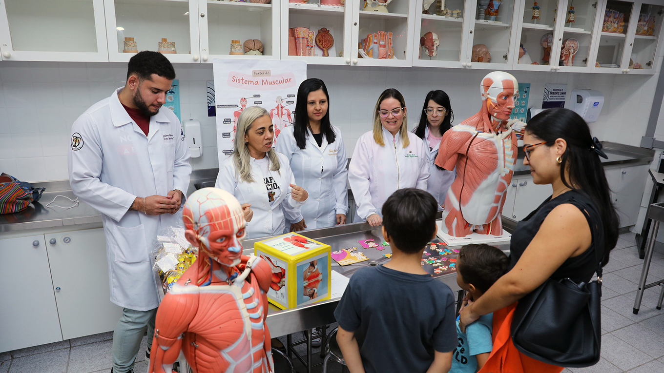 alunos e professores recebem visitantes em ações de extensão