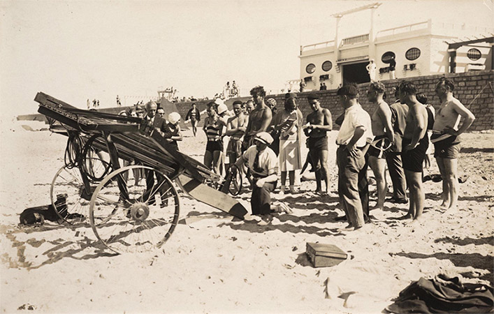 Santos-Dumont trabalhando no lançador de boias na praia. S.D, autor desconhecido. Reprodução Iara Venanzi/Itaú Cultural
