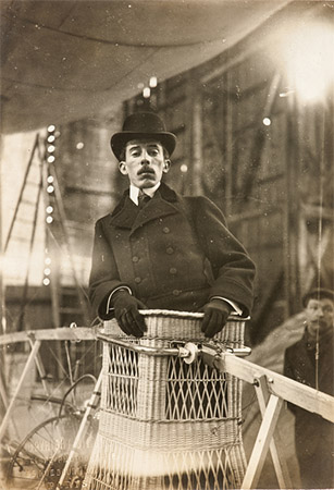 Santos-Dumont na barquilha de um dos dirigiveis. Reprodução Iara Venanzi/Itaú Cultural