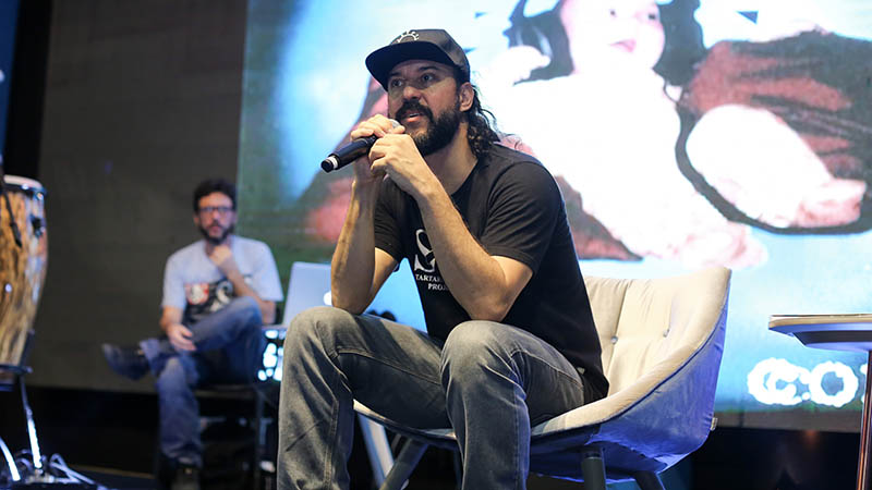 O cantor e compositor ministrou o workshop “Ouvindo e Construindo Rap”, na última sexta-feira (18), parte da programação do Mundo Unifor 2019. Foto: Ares Soares.