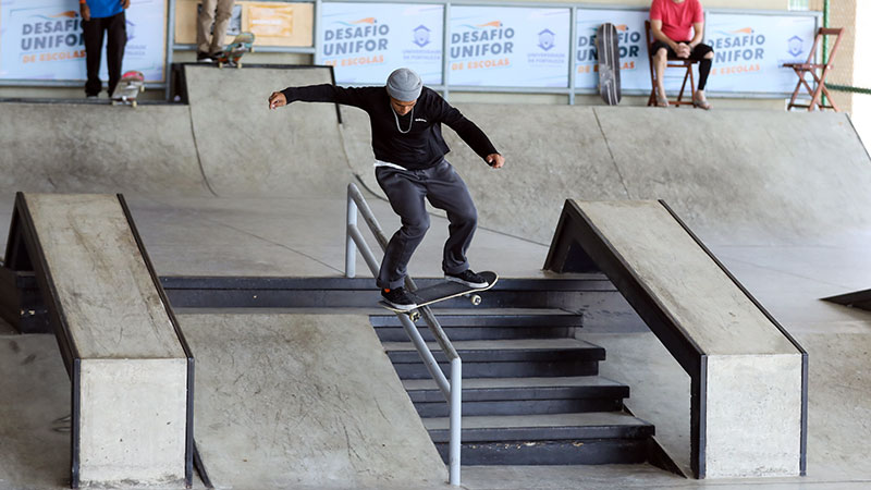 Um curso gratuito de skate para crianças no skatepark de