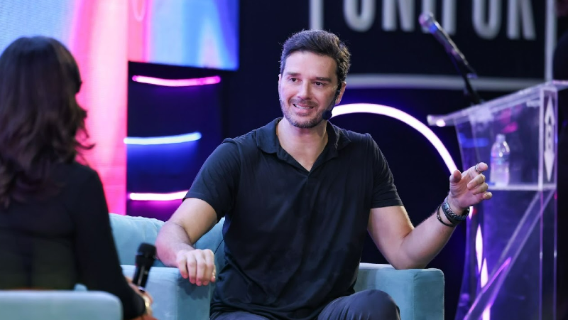 Pesquisador e palestrante participou do Mundo Unifor 2025 e conversou com exclusividade com o Unifor Notícias Mobile sobre significado do trabalho, realização profissional e novas configurações de emprego