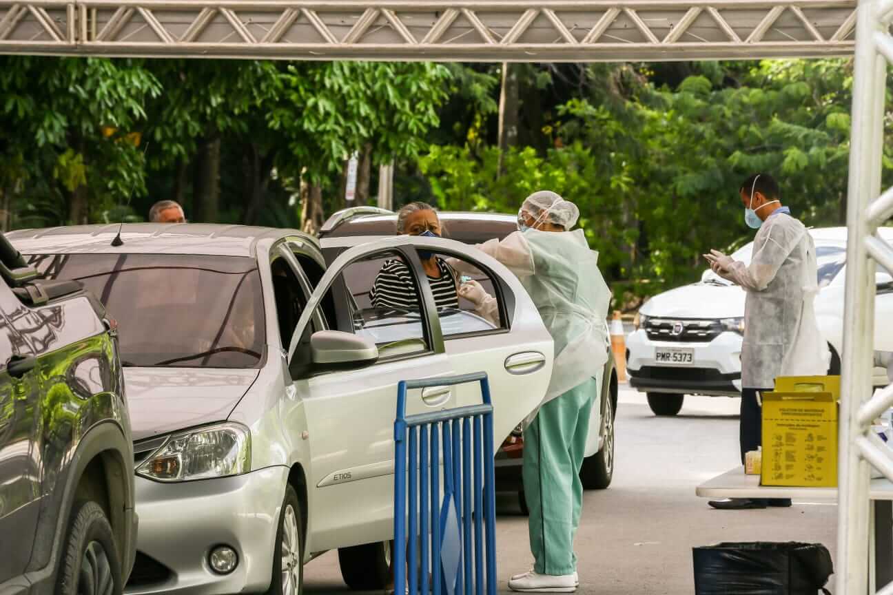Drive-thru de vacina contra a Influenza acontece na Unifor (Foto: Sistema Verdes Mares)