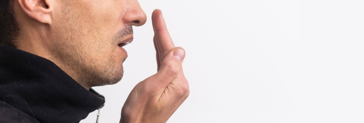 O que causa mau hálito? Confira dicas para prevenir o problema e melhorar a saúde bucal