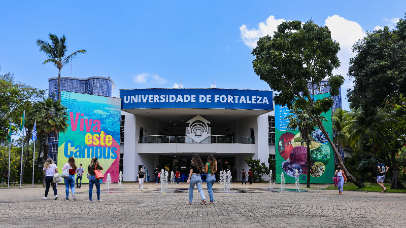 Estudantes já matriculados em cursos de graduação presencial ou EAD da Unifor ou de outras instituições de ensino superior do Ceará também podem concorrer às bolsas (Foto: Ares Soares)