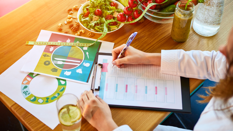 O curso também capacita profissionais para atuarem em alimentação coletiva, nutrição clínica e saúde coletiva (Foto: Getty Images)