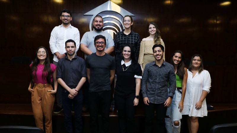 Vitor Peçanha (de óculos, ao centro da foto) com os estudantes dos quatro Centros de Ciências que vão contribuir com  o diálogo permanente com a Diretoria de Comunicação, Marketing e Comercial (Foto: Ares Soares)