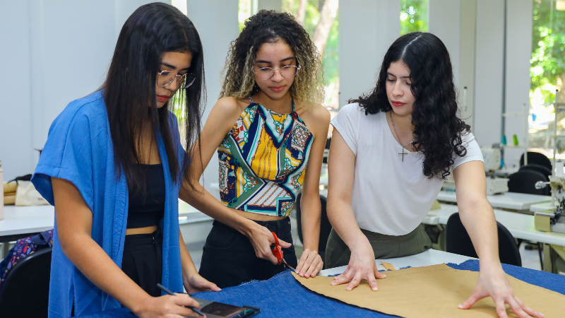 A equipe é formada pelas alunas Gabrielle Ferreira, Maria Eduarda Andrade, Maria Fernanda Araújo, Sara Sidou e Thayná de Medeiros (Foto: Guilherme Alecrim)