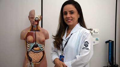 Professora Karoline Oliveira, coordenadora do curso de Enfermagem, destaca a importância dos encontros virtuais (Foto: Diego William)