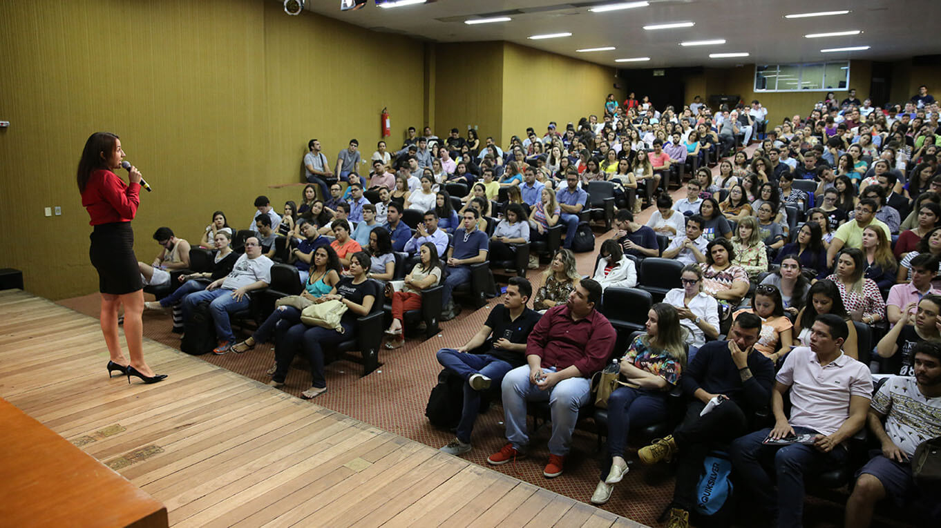 Alunos assistem palestra do PTA no Teatro Celina Queiroz