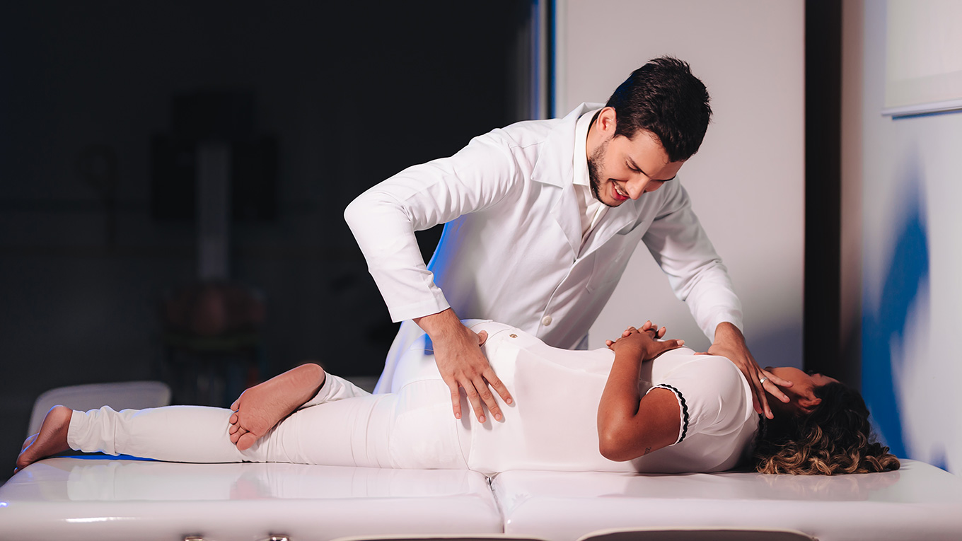 Fisioterapeuta realiza procedimento de postura na paciente
