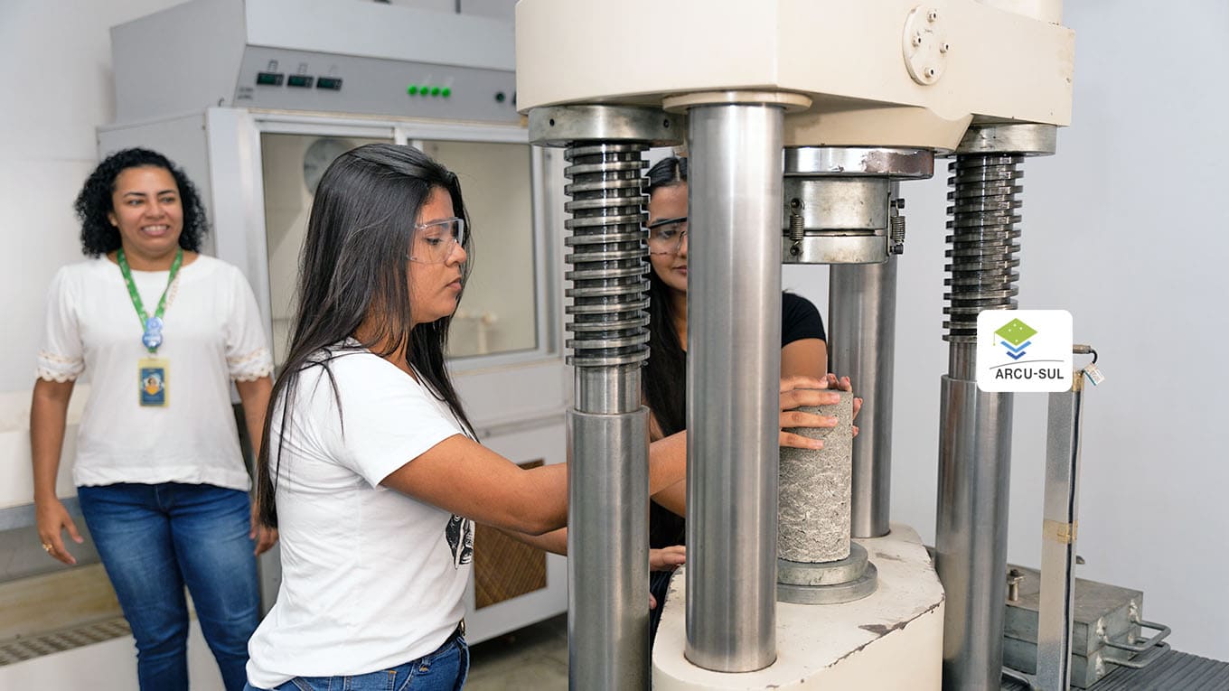 Estudante de engenharia manipula experimento com cimento