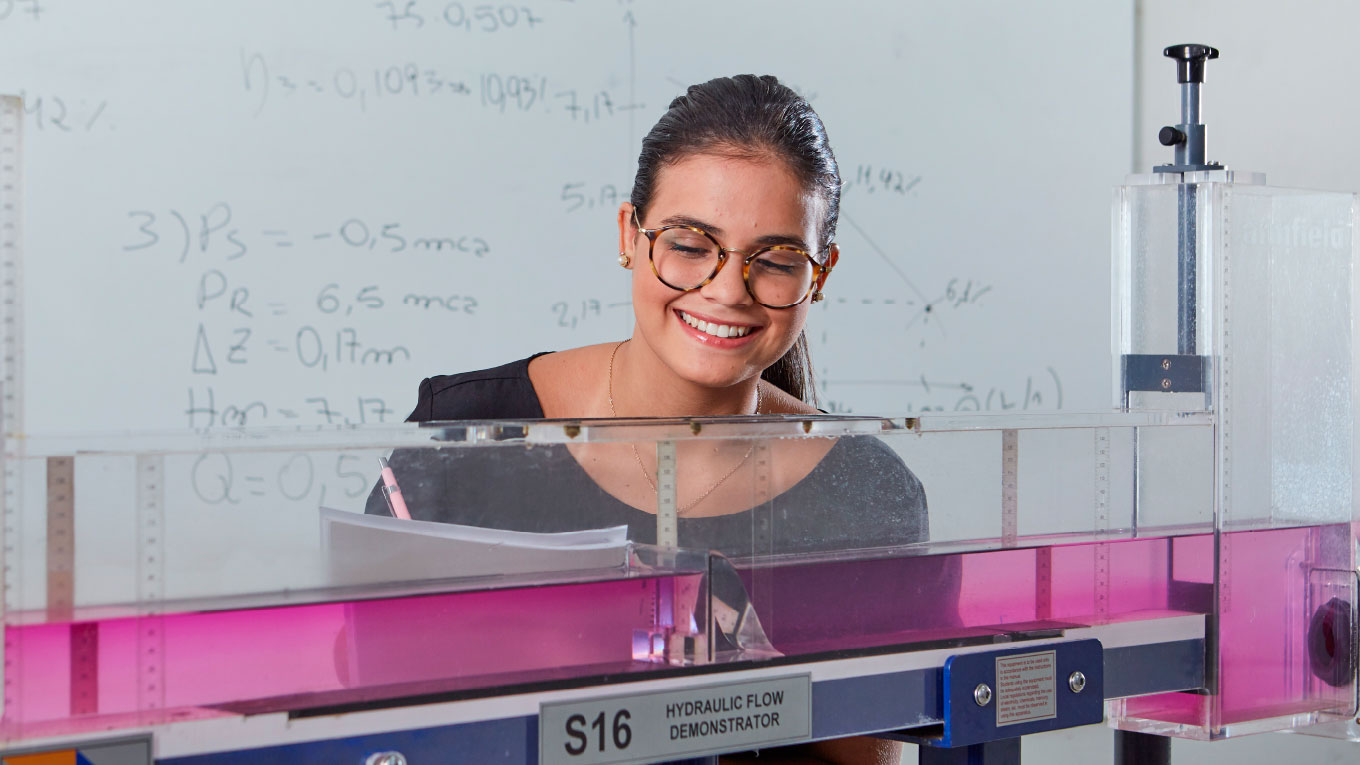 garota em laboratório