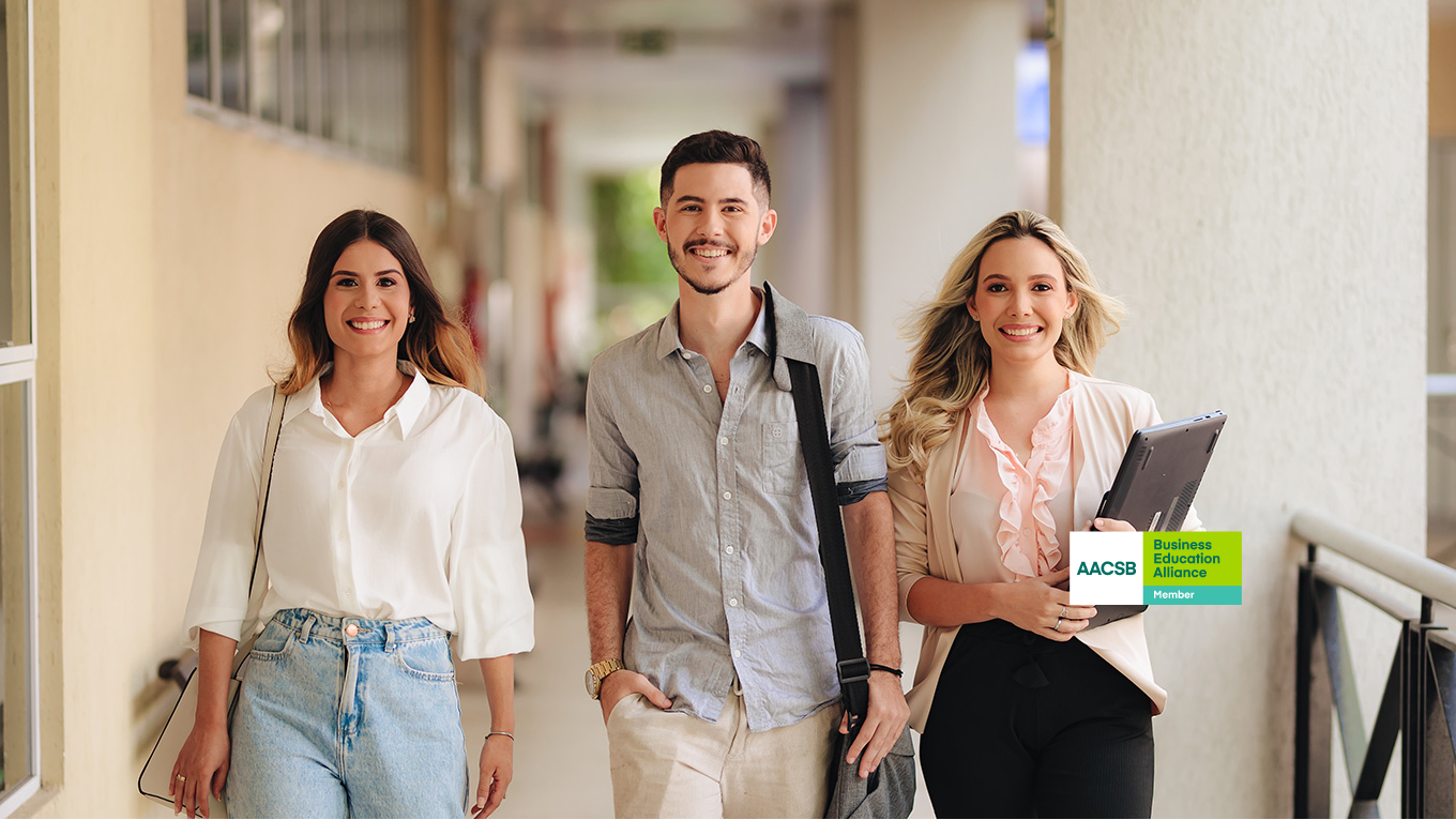 Jovens caminham pelos corredores da Universidade de Fortaleza