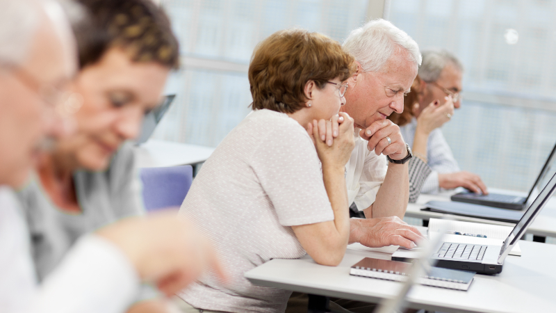A vida ativa para pessoas 50+, principalmente idosos, estimula a saúde mental e cognitiva dessa faixa etária (Foto: Getty Images)
