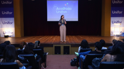 Em discurso, a professora Lia Brasil, diretora do Centro de Ciências da Saúde, ressaltou o compromisso da Unifor com a excelência na formação (Foto: Vito Moura)