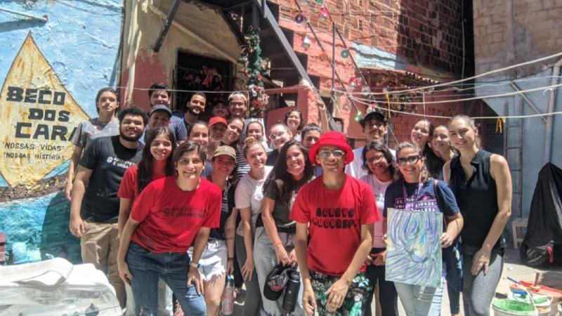 Parte dos alunos e professores que participaram da ação no Beco dos Cará (Foto: Arquivo pessoal)