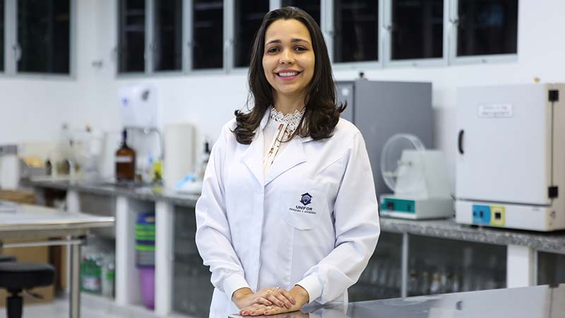 Caroline Mourão, coordenadora do curso de Farmácia da Unifor, explica que o Serviço de Informação sobre Medicamentos é uma iniciativa estimulada pela Organização Mundial de Saúde. (Foto: Ares Soares)