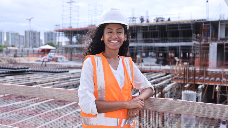 Antes estagiária, a egressa Ana Thereza de Oliveira se tornou peça-chave na obra do Complexo Cultural Yolanda e Edson Queiroz (Foto: Ares Soares)