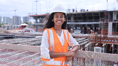 Antes estagiária, a egressa Ana Thereza de Oliveira se tornou peça-chave na obra do Complexo Cultural Yolanda e Edson Queiroz (Foto: Ares Soares)