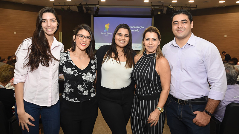 Da esquerda para direita Isabel Duarte, Érika Neves, Lorena Feitosa, professora Mônica Luz e Natanael Aguiar. Foto: Ares Soares.