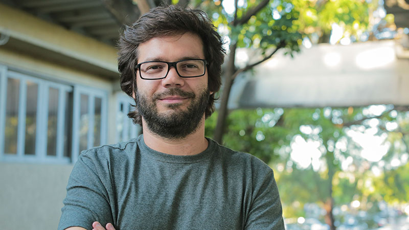 O professor Daniel Tavares é roteirista e consultor de roteiro de produções, incluindo filmes premiados dos diretores cearenses Karim Aïnouz e Armando Praça. (Foto: Luiza Ester)