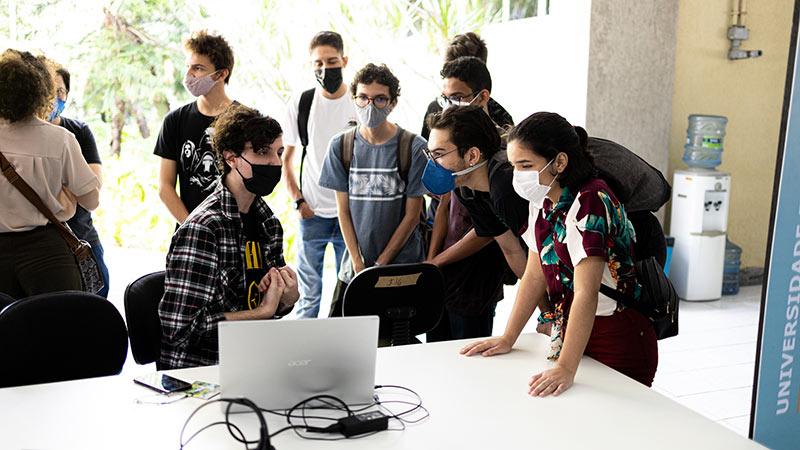 Estudantes do Ensino Médio puderam conferir os projetos criados pelo corpo discente dos cursos de tecnologia e conhecer mais a estrutura que a Unifor oferece na área (Foto: Lucas Plutarcho)