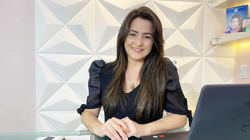 “Amo minha profissão, amo a estética”, destaca Eliane Gonçalves, egressa do curso de Estética e Cosmética da Unifor. (Foto: arquivo pessoal)