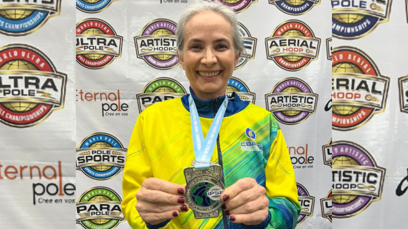 Formada em Educação Física pela Unifor, Cíntia é bicampeã brasileira de Pole Sport, campeã brasileira de Aerial Pole na categoria Artístico 50+ e vice-campeã na categoria Aerial Pole Artístico 50+ no mundial da Argentina (Foto: Arquivo pessoal)