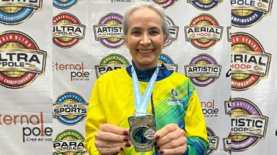 Formada em Educação Física pela Unifor, Cíntia é bicampeã brasileira de Pole Sport, campeã brasileira de Aerial Pole na categoria Artístico 50+ e vice-campeã na categoria Aerial Pole Artístico 50+ no mundial da Argentina (Foto: Arquivo pessoal)