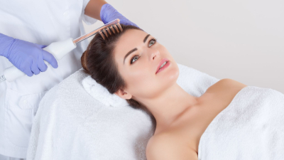 Exossomos na tricologia são nanopartículas liberadas por células que atuam como mensageiras, transportando proteínas e fatores de crescimento capazes de estimular a regeneração dos folículos capilares e auxiliar no crescimento dos fios (Foto: Getty Images)