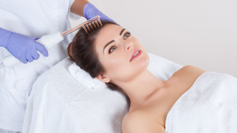 Exossomos na tricologia são nanopartículas liberadas por células que atuam como mensageiras, transportando proteínas e fatores de crescimento capazes de estimular a regeneração dos folículos capilares e auxiliar no crescimento dos fios (Foto: Getty Images)