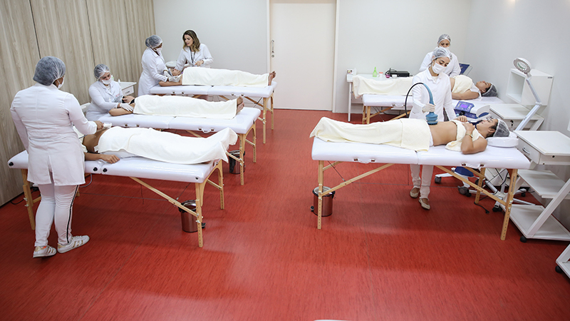 Todos os procedimentos são realizados pelos alunos, nos laboratórios de Estética e Cosmética, nos blocos EC e X, localizados na Universidade.  Foto: Ares Soares.