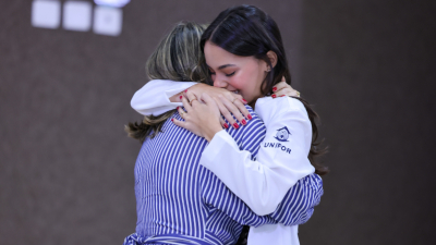 Evento realizado semestralmente, a Cerimônia do Jaleco destina-se também aos familiares dos calouros e proporciona momentos de emoção (Foto: Ares Soares)