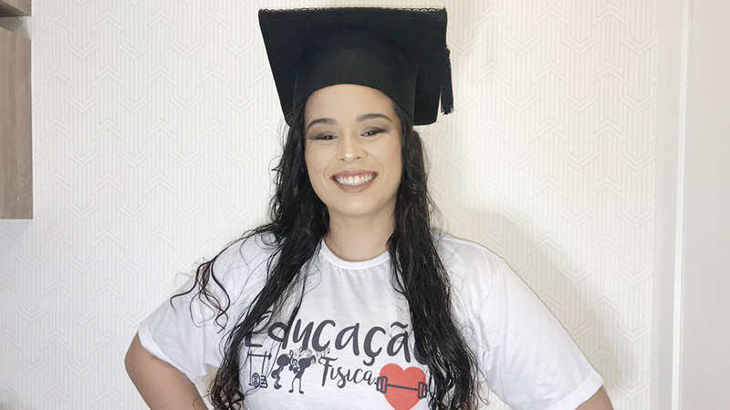 A egressa Lara Farias fala do orgulho de ver que seu esforço na prova do Enade rendeu bons frutos para o curso de Educação Física. (Foto: arquivo pessoal)