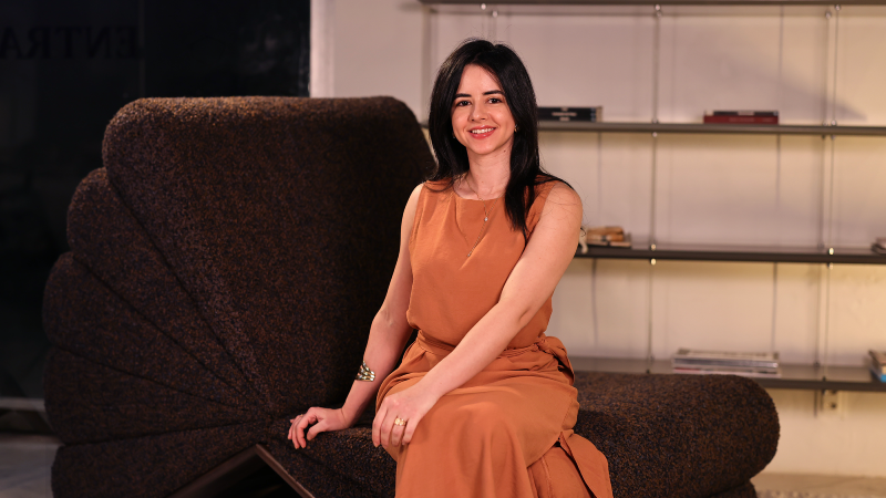 Logo no primeiro ano da graduação em Design de Interiores da Unifor, Maylla Moura conquistou algo raro: ver um projeto acadêmico ultrapassar os limites da sala de aula (Foto: Ares Soares)