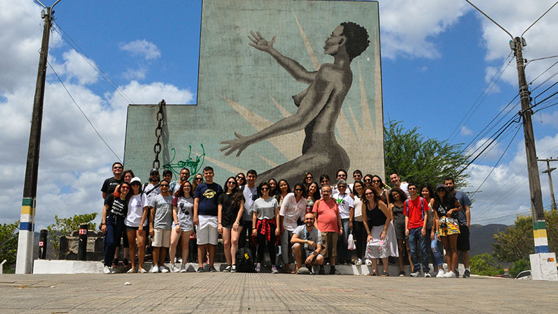 Alunos e professores em frente ao monumento “Monumento Negra Nua”. Foto: Raquel Galiza.