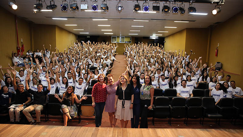 O aluno monitor dá suporte ao processo de aprendizagem dos alunos da disciplina a qual monitora (Foto: Ares Soares)