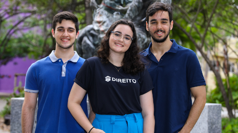 João Pedro Prado, Raissa Carioca e Leonardo Pereira fazem parte do grupo que idealizou um aplicativo para auxiliar a compreensão de processo jurídicos por pessoas com deficiência visual (Foto: Ares Soares)