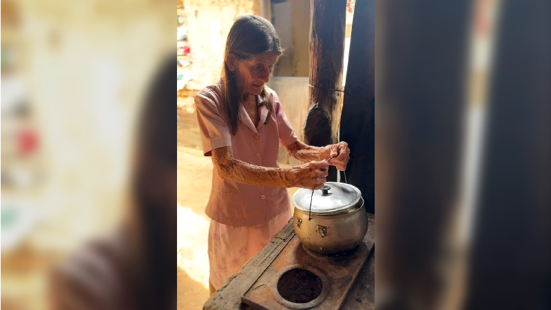 Avó de Maylla utilizando o fogão a lenha que inspirou a criação da Mesa Brasa. (Foto: Arquivo pessoal)