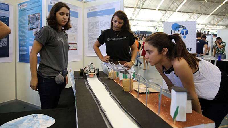 Alunas do curso de Engenharia Elétrica da Unifor apresentam suas criações no “Dia T”, evento que reúne trabalhos dos alunos do Centro de Ciências Tecnológicas (Foto: Ares Soares)