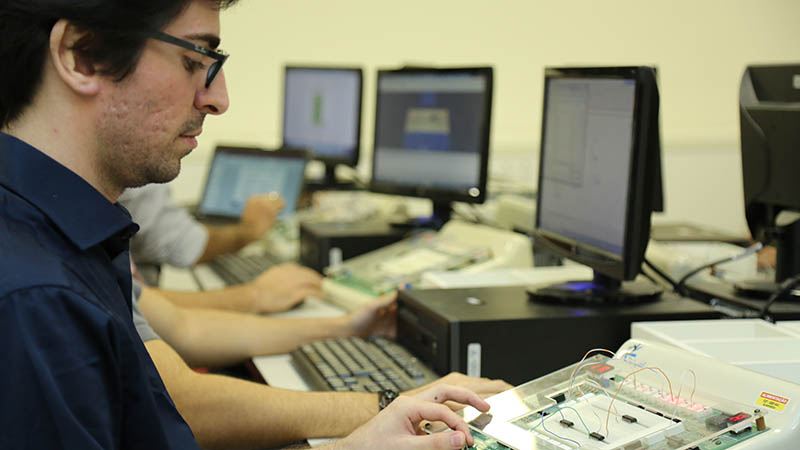 A nova matriz curricular do curso de Ciência da Computação tem como premissa a inovação e o alinhamento da teoria à prática. Foto: Ares Soares.