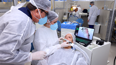 São diversos laboratórios, clínicas, equipamentos de ponta, além de um corpo docente de excelência, tudo à disposição dos alunos de Odontologia da Unifor (Foto: Ares Soares)