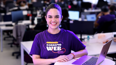 Beatriz relembra sua vivência no campus da Unifor e conta como transformou o estágio na Cardápio Web em uma carreira de destaque no mercado de tecnologia (Foto: Ares Soares)