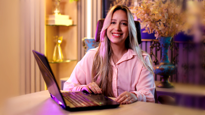 Depois da formação em Engenharia Elétrica e de abrir o próprio empreendimento, Eduarda voltou para a Unifor na graduação em Engenharia Mecânica, área que complementa e amplia a atuação profissional dela (Foto: Vito Moura)