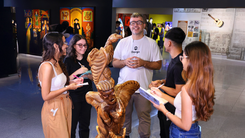 Professores de diferentes cursos da Unifor utilizam o Espaço Cultural e suas exposições como ferramentas de ensino e aprendizagem (Foto: Ares Soares)