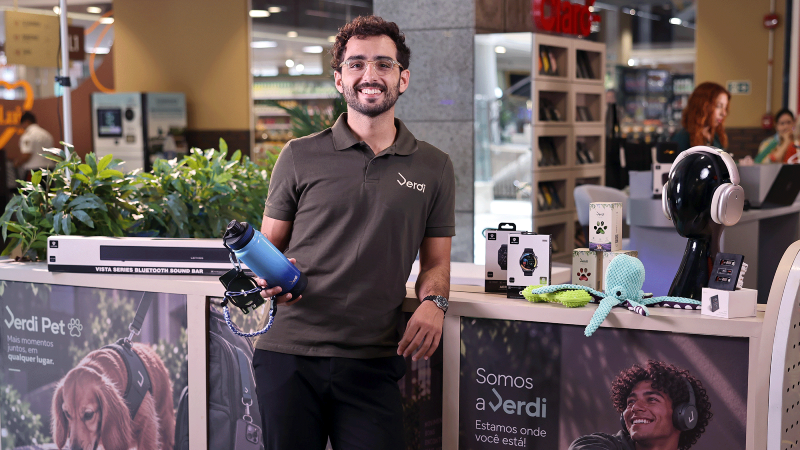 O músico e empreendedor participou de projetos e atividades práticas na Unifor que hoje contribuem para seu trabalho como sócio da Verdi, marca que ajudou a desenvolver (Foto: Ares Soares)