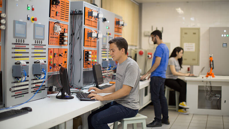 A matriz curricular da graduação da Unifor integra competências nas áreas de elétrica e eletrônica, mecânica e computação. (Observação: foto feita antes da pandemia. Crédito: Ares Soares)